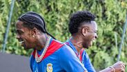 Vinícius Júnior e Travis Scott com a camisola do Alverca