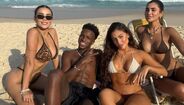 Vinícius Jr com as amigas na praia