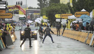 Ciclista amador aborda a reta da meta no Tour de France e é intercetado