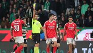 Fábio Veríssimo mostra cartão amarelo no Sporting-Benfica