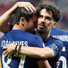 <![CDATA[ PSG não admite perder João Neves e Vitinha ]]>