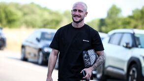 Sorridentes e retemperados: jogadores do Sporting apresentam-se ao trabalho em Alcochete