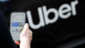 Utilizador consulta opções de transporte e refeições na app Uber