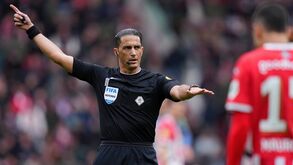 Árbitros holandeses tomaram 26 decisões erradas em 2024/25