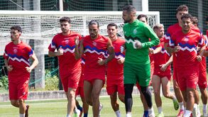 Cristiano Figueiredo (de verde) lidera o plantel do Felgueiras no primeiro treino da época