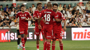 Adeptos turcos protestam contra o tipo de letra Arial nas camisolas de futebol