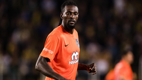 Adebayor diz ser uma lenda do futebol, tal como Pelé, em discussão no TikTok