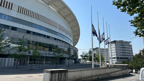 Bandeiras junto ao Estádio do Dragão a meia-haste em homenagem a Diogo Jota e ao irmão