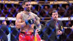 Lutador do UFC celebra vitória com a bandeira do Canadá