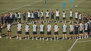 Jogadores e equipa técnica do Sporting homenageiam Diogo Jota e o irmão no treino