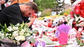 Jordan Henderson em lágrimas junto ao memorial de homenagem a Diogo Jota em Anfield 