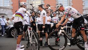 João Almeida inspeciona a máquina