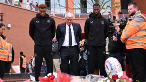 Chermiti e Beto homenageiam Diogo Jota e o irmão em Anfield: as imagens do momento