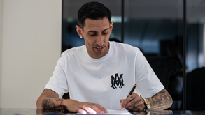 O momento em que Di María rubricou contrato com o Rosario Central