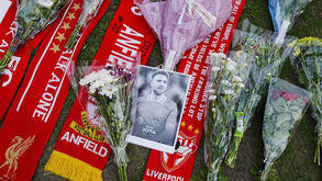 Adeptos prestam homenagem a Diogo Jota, jogador do Liverpool, com flores e cachecóis