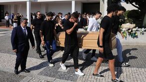 Lágrimas e emoção no cortejo fúnebre: urnas de Diogo Jota e André Silva carregadas por amigos  
