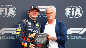 Mourinho entregou troféu da 'pole' em Silverstone a Max Verstappen