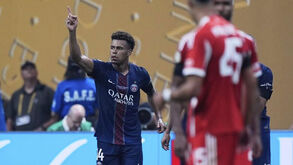 PSG acaba com 9 mas supera Bayern rumo às 'meias' do Mundial