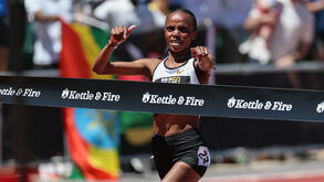 Beatrice Chebet e Faith Kipyegon batem recordes em Eugene