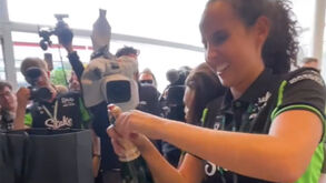 Mercedes juntou-se à festa da Kick Sauber e até levou champanhe