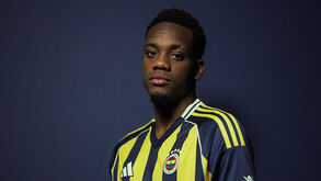 Jhon Durán reforça o Fenerbahçe, treinado por José Mourinho