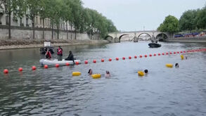 Parisienses mergulham no rio Sena pela primeira vez num século
