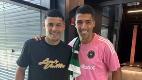 Maxi Araújo ofereceu camisola do Sporting a Luis Suárez e posou para a fotografia com Messi