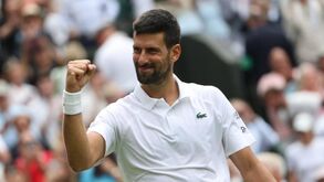Novak Djokovic apura-se para os quartos de final em Wimbledon