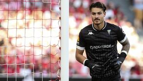 Dani Figueira segura baliza