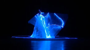 Vestido feito de algas bioluminescentes faz furor na passarela em Paris 