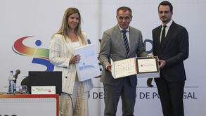 A ministra recebeu o documento do qual constam as prioridades políticas do desporto