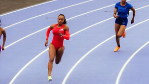 Fatoumata Diallo vence 400 metros barreiras em Soteville, França.

