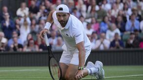 Cruel: Grigor Dimitrov obrigado a desistir quando liderava por 2-0 diante de Jannik Sinner