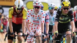 Pogacar abdica da camisola de bolinhas no Tour