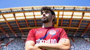 Bernardo oficial a título definitivo