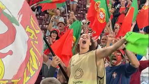 Euforia total: Patrícia Morais junta-se à claque de Portugal e lidera cânticos na bancada