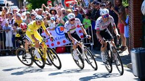 Tadej Pogacar celebra a 100ª vitória após elogiar o desempenho de João.
