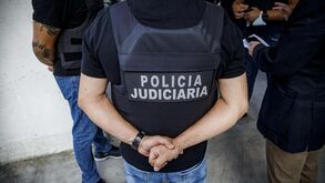 Agentes da Polícia Judiciária aguardam instruções