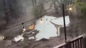 Imagens impressionantes mostram casa a ser arrastada pelas cheias nos EUA