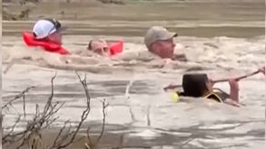 Vídeo capta resgate dramático de condutor preso na enxurrada durante cheias no Texas  