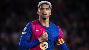 Hansi Flick e a ausência de Ronald Araújo: «É uma situação privada...»