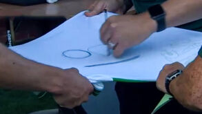 Jogo de Champions com episódio invulgar: é preciso uma nova camisola e entra em ação... a caneta