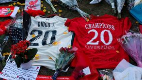 Homenagem a Diogo Jota, jogador do Liverpool, com camisolas e mensagens