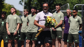 Wolves homenageia Diogo Jota e André Silva com tributo no Estádio Molineux