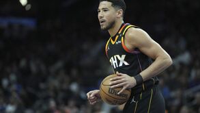 'Rios de dinheiro' na NBA: Booker com o salário anual mais alto de sempre e OKC gasta 700 milhões para segurar estrelas