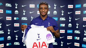 Jogador sorri ao apresentar a camisola do Tottenham
