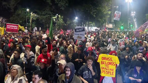 «Se taxar a gente, a gente vai taxar de volta»: Brasileiros protestam contra tarifas propostas por Trump