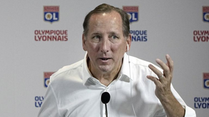 Lyon ficou na Ligue 1 por apresentar dinheiro e garantir que John Textor não voltará