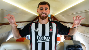 Kökçü já veste a camisola do Besiktas: turcos mostram médio num avião