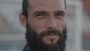 «Os meus filhos pensam que assinei pelo Chelsea»: Andy Carroll após reforçar clube da 6.ª divisão inglesa